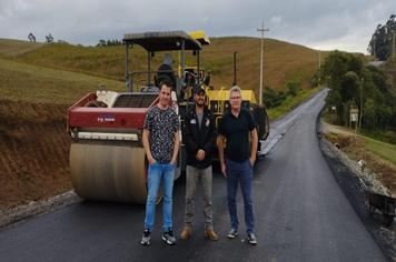 PRESIDENTE DO LEGISLATIVO ACOMPANHA OBRAS DE PAVIMENTAÇÃO NA COMUNIDADE DE LINHA QUARTA SANTO ANTÔNIO